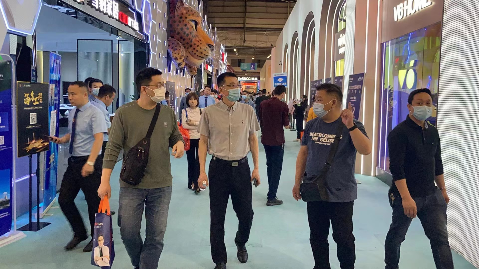 扬州商城总经理沈兵率队赴广东考察家具展会.jpg
